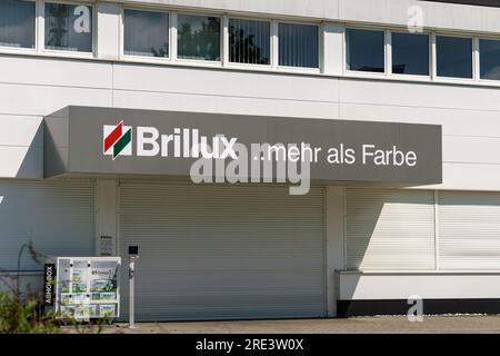 Brillux Store für Farbe und Emaille. Die Tür des Ladens ist geschlossen. Es gibt eine Abholbox (Paketschließfach) zur Abholung von Bestellungen. Stockfoto