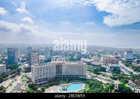 Accra Stadtbild vor klarem blauen Himmel Stockfoto