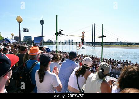 Finale, Deutsche Meisterschaft, Männerstube an der Rhein-Uferpromenade Düsseldorf; Pole-Gewölbe im Allgemeinen. Stockfoto