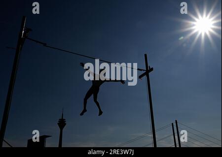 Finale, Deutsche Meisterschaft, Männerstube an der Rhein-Uferpromenade Düsseldorf; Pole-Gewölbe im Allgemeinen. Stockfoto