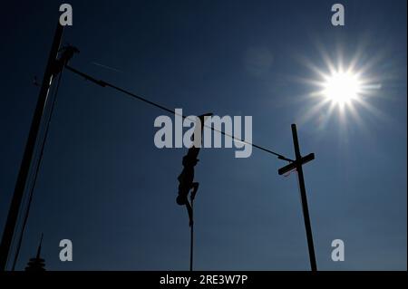 Finale, Deutsche Meisterschaft, Männerstube an der Rhein-Uferpromenade Düsseldorf; Pole-Gewölbe im Allgemeinen. Stockfoto