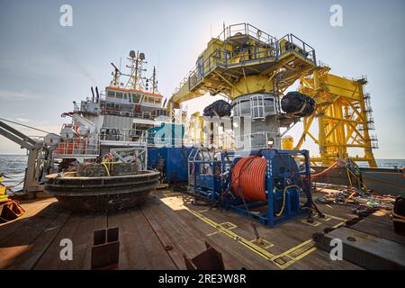 Blick auf Taucher- und Baufahrtsdeck bei der Installation von Stahlkonstruktionen für Offshore-Elektrostationen. Stockfoto