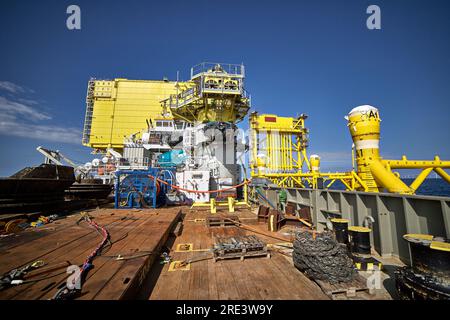 Blick vom Taucher- und Baufahrtsdeck bei der Inspektion von Stahlkonstruktionen für Offshore-Elektrostationen. Stockfoto