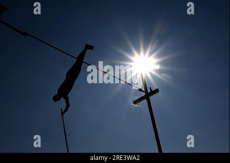 Finale, Deutsche Meisterschaft, Männerstube an der Rhein-Uferpromenade Düsseldorf; Pole-Gewölbe im Allgemeinen. Stockfoto