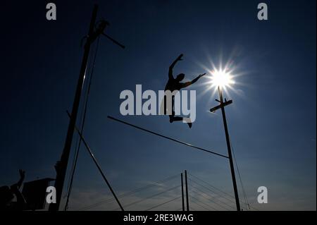 Finale, Deutsche Meisterschaft, Männerstube an der Rhein-Uferpromenade Düsseldorf; Pole-Gewölbe im Allgemeinen. Stockfoto