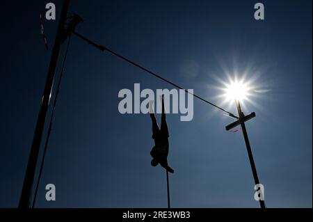 Finale, Deutsche Meisterschaft, Männerstube an der Rhein-Uferpromenade Düsseldorf; Pole-Gewölbe im Allgemeinen. Stockfoto