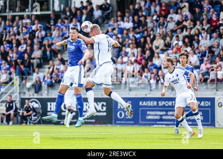 Lyngby, Dänemark. 22., Juli 2023. Andreas Cornelius (14) vom FC Kopenhagen und Pascal Gregor (23) von Lyngby BK, die während des dänischen Superliga-Spiels 3F zwischen Lyngby BK und dem FC Kopenhagen im Lyngby-Stadion in Lyngby gesehen wurden. (Foto: Gonzales Photo - Rune Mathiesen). Stockfoto