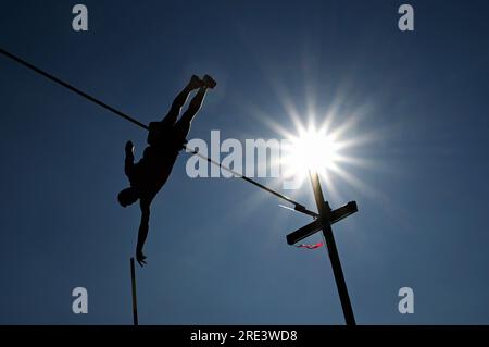 Finale, Deutsche Meisterschaft, Männerstube an der Rhein-Uferpromenade Düsseldorf; Pole-Gewölbe im Allgemeinen. Stockfoto