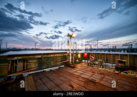 Hauptdeck des Bauschiffs im Hafen. Stockfoto