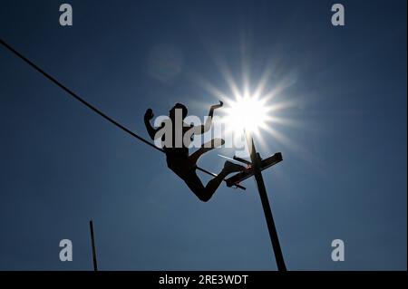 Finale, Deutsche Meisterschaft, Männerstube an der Rhein-Uferpromenade Düsseldorf; Pole-Gewölbe im Allgemeinen. Stockfoto