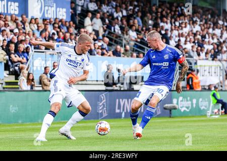 Lyngby, Dänemark. 22., Juli 2023. Andreas Cornelius (14) vom FC Kopenhagen und Marcel Romer (30) von Lyngby BK beim dänischen Superliga-Spiel 3F zwischen Lyngby BK und dem FC Kopenhagen im Lyngby-Stadion in Lyngby. (Foto: Gonzales Photo - Rune Mathiesen). Stockfoto