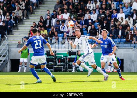 Lyngby, Dänemark. 22., Juli 2023. Andreas Cornelius (14) vom FC Kopenhagen und Andreas Bjelland (6) von Lyngby BK, die während des dänischen Superliga-Spiels 3F zwischen Lyngby BK und dem FC Kopenhagen im Lyngby Stadion in Lyngby gesehen wurden. (Foto: Gonzales Photo - Rune Mathiesen). Stockfoto