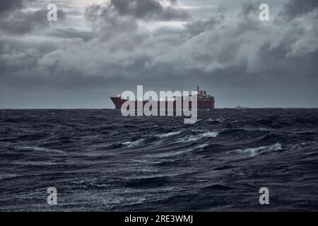 Öltanker, FPSO bei Sturmwetter am Horizont in der Nordsee. Stockfoto