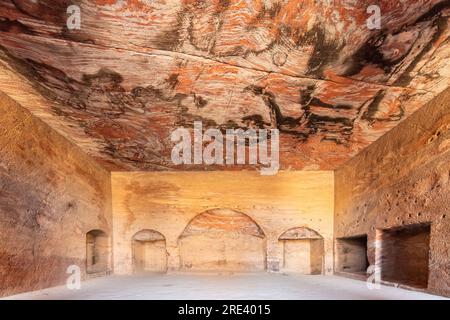 Im Inneren des Grabmals der Urne in Petra, Jordanien. Stockfoto