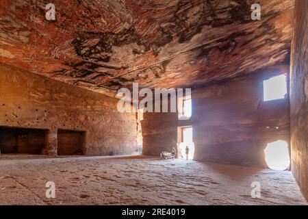 Im Inneren des Grabmals der Urne in Petra, Jordanien. Stockfoto