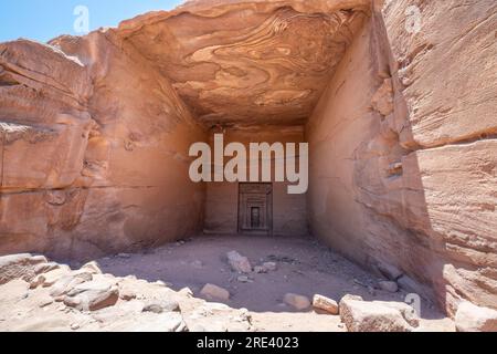 Wadi Musa, Petra, Jordanien – das Innere eines der Hunderte von Felsgräbern in Petra, Jordanien. Stockfoto