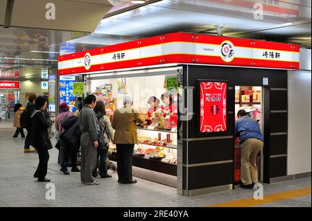 Der ständig geschäftige U-Bahn-Pass JR Station, Yokohama JP Stockfoto