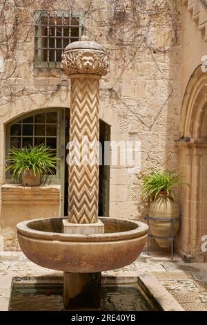 Abgeschiedener Innenhof eines Kaufmannshauses in der historischen Festungsstadt Rabat auf Malta Stockfoto