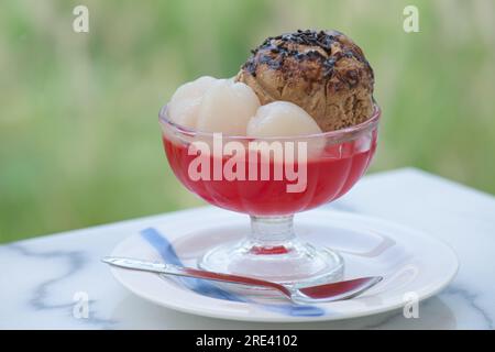 Kaffeeeis mit Schokolade oben in einem Glas mit Gelee und Obst. Stockfoto