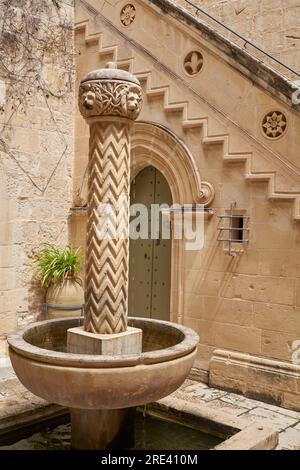 Abgeschiedener Innenhof eines Kaufmannshauses in der historischen Festungsstadt Rabat auf Malta Stockfoto