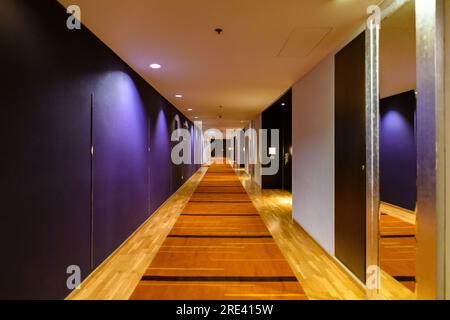 Bangkok, Thailand - 22. Oktober 2020 : leerer Korridor im Hotel mit bunten Wänden und warmem Licht. Stockfoto