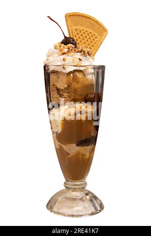 Parfait-Eisbecher in Gläsern mit Schlagsahne und Waffel Stockfoto