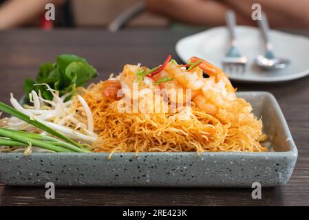Pad-thai, Fisch und Meeresfrüchte mit Reisnudeln, frittiert auf dem Esstisch Stockfoto