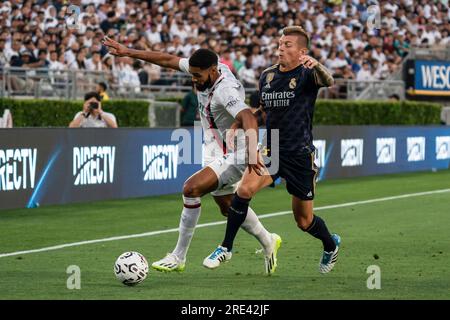 AC Mailand Mittelfeldspieler Ruben Loftus-cheek (8) und Real Madrid Mittelfeldspieler Toni Kroos (8) kämpfen während der Fußball-Champions-Tour am Sonntag um Besitz, Stockfoto