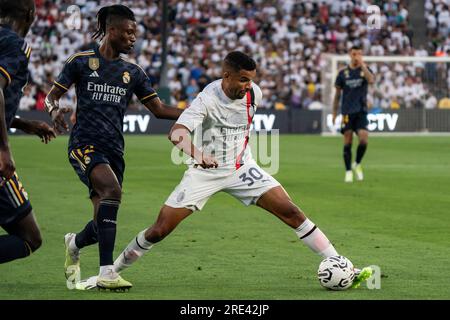 AC Milan Forward Junior Messias (30) wird während der Fußball-Champions-Tour am Sonntag, den 23. Juli 2 vom Real Madrid Mittelfeldspieler Eduardo Camavinga (12) verteidigt Stockfoto