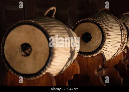 Südostasiatische Musikinstrumente sind in einem Holzhaus untergebracht. Stockfoto