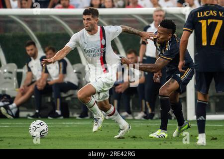 AC Milan Forward Christian Pulisic (11) wird während der Fußball-Champions-Tour am Sonntag, den 23. Juli 2023, vom Real Madrid-Verteidiger Eder Militão (3) verteidigt. Stockfoto