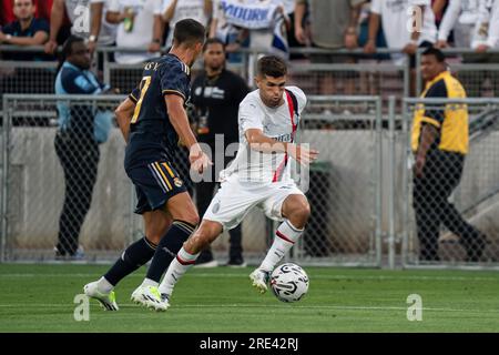 AC Mailand Forward Christian Pulisic (11) wird während der Fußballweltmeistertour am Sonntag, den 23. Juli 20, vom Real Madrid Mittelfeldspieler Lucas Vázquez (17) verteidigt Stockfoto