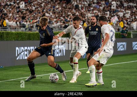 Der Real Madrid Verteidiger Nicolas Paz (27) wird während der Fußballweltmeistertour am Sonntag, den 23. Juli 2023, um vom AC Milan Mittelfeldspieler Rade Krunić (33) verteidigt Stockfoto