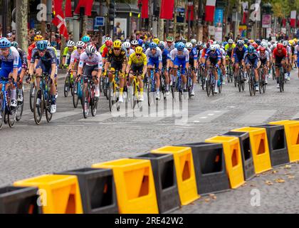 Tadej Pogačar (Team Emirates der Vereinigten Arabischen Emirate) Jonas VINGEGAARD (Jumbo Visma) in Aktion während der 21. Etappe, Saint Quentin-en-Yvelines zu Paris Champs Elysee , Tour de Stockfoto