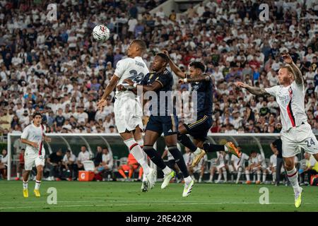 Der AC Mailand Verteidiger Malick Thiaw (28) gewinnt beim Fußball-Champi einen Header gegen den Real Madrid Verteidiger David Alaba (4) und den Forward Rodrygo Silva (11) Stockfoto