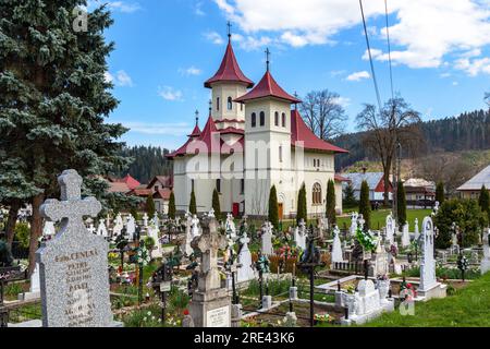 PUTNA, RUMÄNIEN - 30. APRIL 2023: Dies ist ein typischer Dorffriedhof in Bukovina. Stockfoto