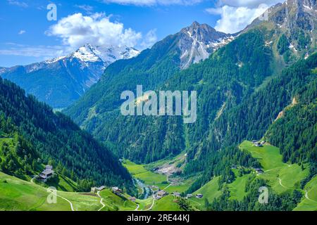 Malerische Berglandschaft und Panoramablick über das Passeier-Tal über Rabenstein, Moos in Passeier, Südtirol, Italien. Stockfoto