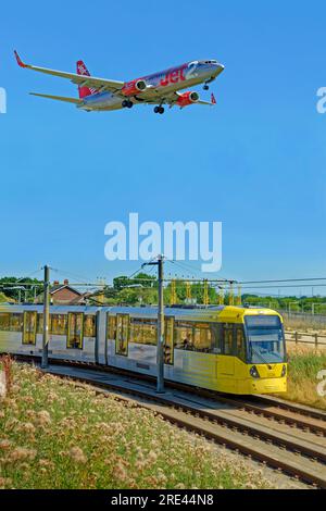 Die Straßenbahn Manchester Metrolink nähert sich der Haltestelle Manchester Airport, Manchester, England. Stockfoto