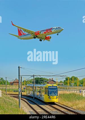 Die Straßenbahn Manchester Metrolink nähert sich der Haltestelle Manchester Airport, Manchester, England. Stockfoto