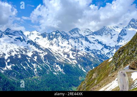 Berglandschaft mit Serpentinen in Timmelsjoch, Südtirol, Italien. Stockfoto