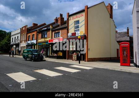 Dudley West Midlands, Großbritannien. Montag, 24. Juli 2023 Besucher können die NEUEN HighStreet-Erlebnisse der 1940er, 50s und 60s im Black Country Living Museum in Dudley West Midlands genießen. Ein Grund: Ian Tennant /Alamy Live News. Stockfoto