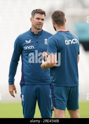 James Anderson (links) aus England und Chris Woakes während einer Nets-Session vor dem fünften LV= Insurance Ashes Series-Testspiel im Kia Oval, London. Bilddatum: Dienstag, 25. Juli 2023. Stockfoto