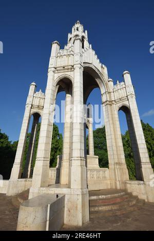 Victoria Memorial. Großes Baldachin aus italienischem Kalkstein, der Königin Victoria gewidmet ist. Es wurde am 24. März 1906 von James Digges La Touche eröffnet. Die Stockfoto