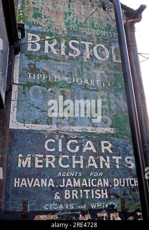 Historischer Ghost Tobacco Shop Tabakwarenwerbung Beschilderung, Bristol Tipped Cigarettes, Cigar Merchants, Witton St, Northwich, Cheshire, England, UK, CW9 5QU Stockfoto