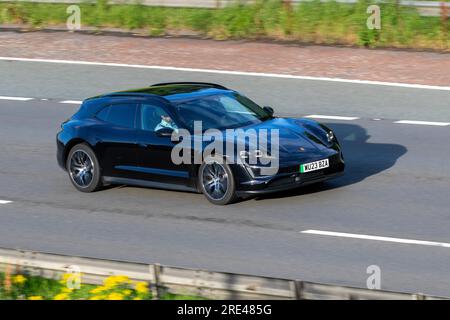 2023 Porsche Taycan Sport Turismo 4X2 476PS Performance Overboost 93,4Kwh Elektrischer Auto Black Car Estate Strom 280 kW Fahrt mit hoher Geschwindigkeit auf der Autobahn M6 im Großraum Manchester, Großbritannien Stockfoto