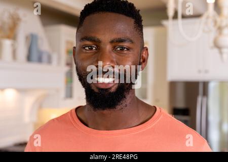 Porträt eines glücklichen afroamerikanischen Mannes in der weißen Küche Stockfoto