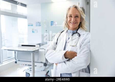 Porträt einer glücklichen Chefarzt in der Kaukasierin, die Laborkittel und Stethoskop im Krankenhaus trägt Stockfoto