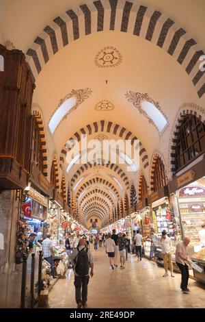 ISTANBUL, TÜRKEI, 12. Mai 2023: Großer Basar in Istanbul, Türkei. Stockfoto