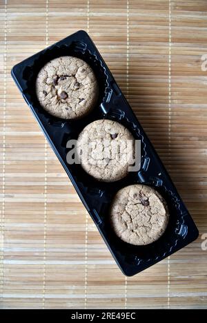 Haferflocken-Kekse mit Schokolade, verpackt auf einer Matte. Leere Verpackung. Stockfoto