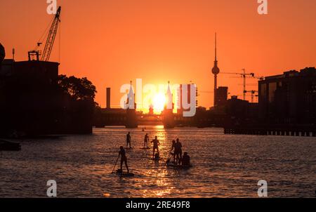 Berliner Sommerfreunde mit Sonnenuntergang am Himmel, Oberbaumbrücke, Fernsehturm Stockfoto